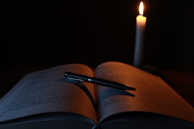 candle-gbc194d47a_640 (1)